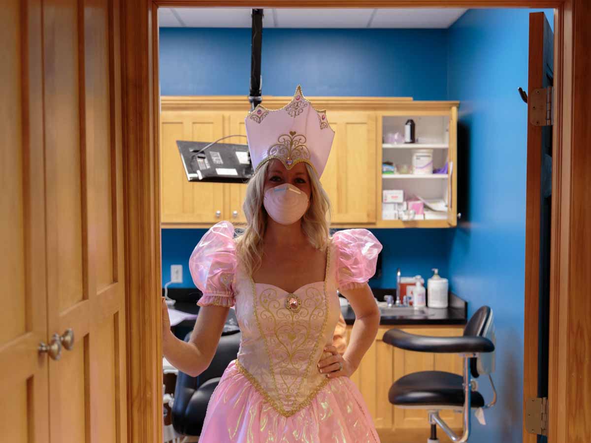 Dra. Jane Bennett vestida como el hada de los dientes